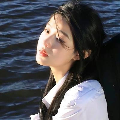 读爱情小说的老人